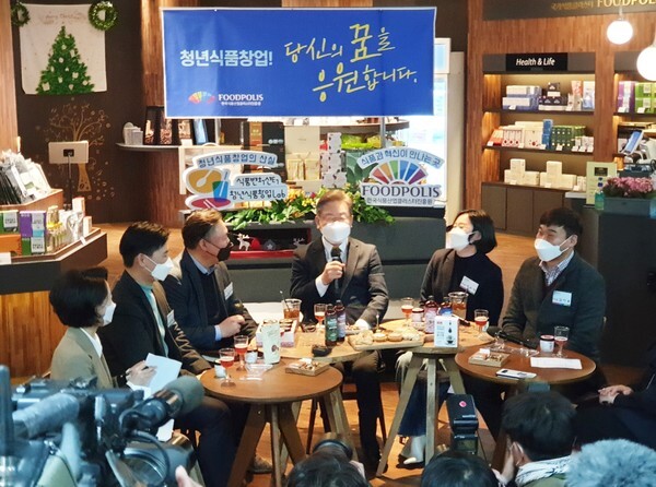 3일 익산 국가식품클러스터를 찾은 이재명 더불어민주당 대선 후보가 청년식품창업자들과 마주 앉아 의견을 나누고 있다.