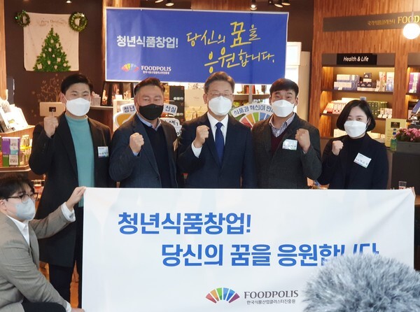 3일 익산 국가식품클러스터를 찾은 이재명 더불어민주당 대선 후보가 청년식품창업자들과 기념사진을 찍고 있다.