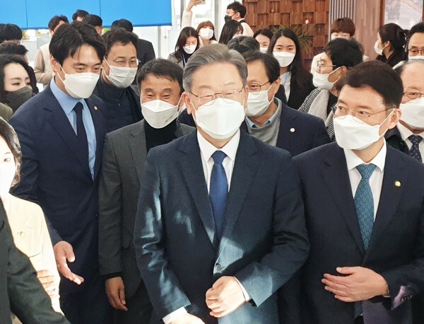 3일 익산 국가식품클러스터를 찾은 이재명 더불어민주당 대선 후보가 기념사진 촬영 후 이동하고 있다.