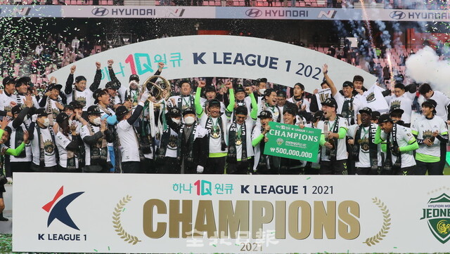 5일 전주월드컵경기장에서 열린 하나원큐 K리그1 2021 파이널A 최종 38라운드에서 우승을 확정한 전북 현대 선수들이 시상대에 올라 환호하고 있다. /사진=조현욱 기자