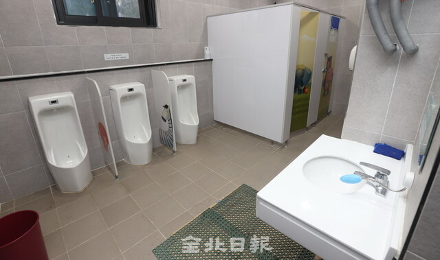 3일 전주동물원 화장실의 세면대와 소변기가 성인 기준으로 맞춰져 있다. /조현욱 기자