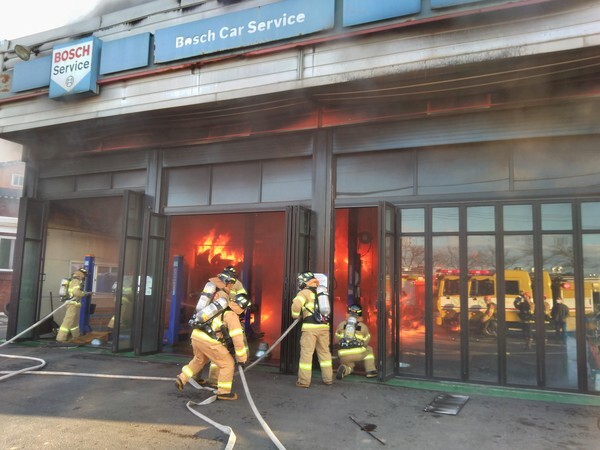 지난 3일 완주군 삼례읍의 한 카센터에서 불이나 소방관들이 화재진압을 하고 있다.