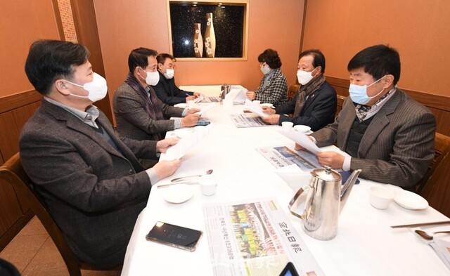 전북일보 제10기 독자권익위원회 제81차 정기회의가 6일 백리향에서 열려 위원들이 지역사회의 다양한 이야기를 담아낼 수 있도록 노력해 달라는 의견을 전하고 있다. /오세림 기자