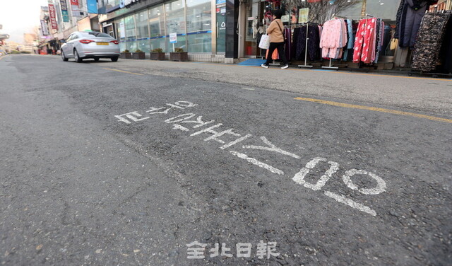 LPG(액화석유가스)가 국제 유가 인상 영향으로 급상승하고 있는 7일 전주 시내의 한 충전소에 리터당 1079원의 가격표가 표시돼 있다.  /사진=조현욱