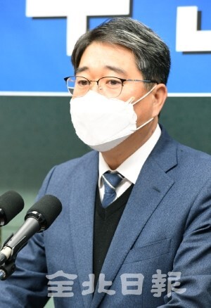 두세훈 전북도의원은 7일 도의회 브리핑룸에서 완주군수 출마를 선언하고 있다.  /오세림 기자