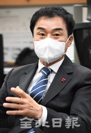 유창희 전주시장 후보가 7일 도의회 기자실에서 기자간담회를 열고 전주-완주를 묶어 100만 경제특별시 등에 답변하고 있다. /오세림 기자