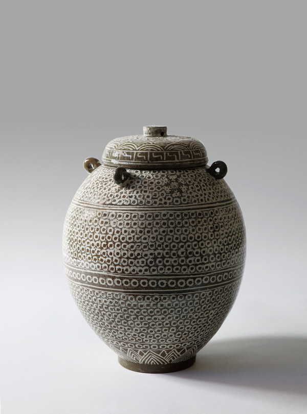 미 술 가: 이명복, 명 제: 분청사기 인화문항아리, 규 격: 29.0x20.0cm, 제작년도: 2021