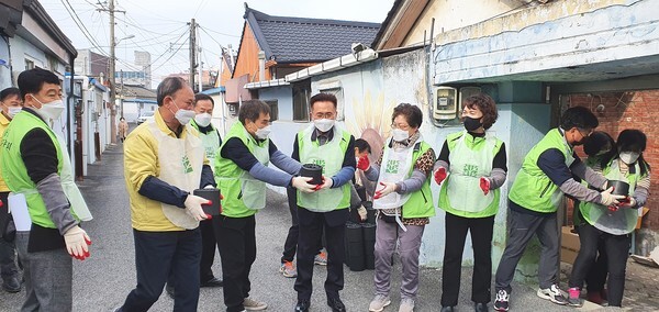익산시 남중동 주민자치위원회가 어려운 이웃들을 위해 연탄 나눔 행사를 진행했다.