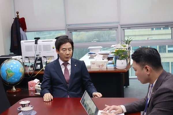 지난 7일 국민의힘에 입당한 남원·임실·순창 이용호 의원이 본보와의 인터뷰에서 입당 결심 배경과 앞으로의 계획에 대해 말하고 있다. /사진=이용호 의원실 제공