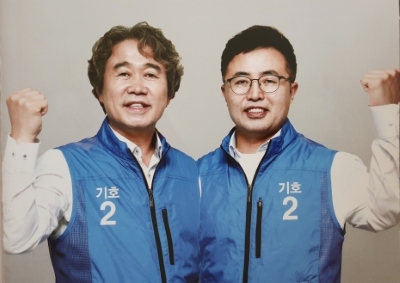 익산시공무원노동조합 제7대 위원장으로 당선된 한창훈씨(왼쪽)과 사무국장으로 당선된 문상훈씨