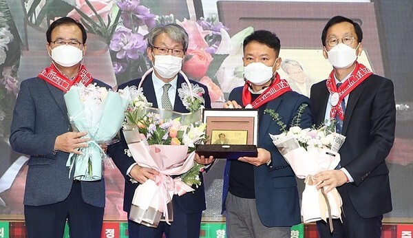 리본주민협의체 이재운 위원장, 유진섭 시장, 유형선 연지뜰위원장, 양영기 원도시 위원장.(좌측부터)