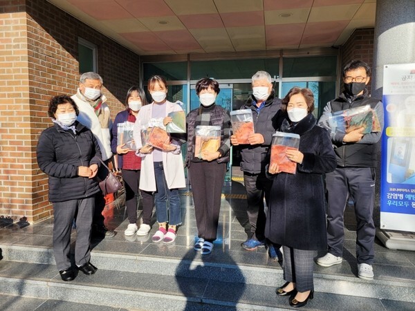 익산 삼기면 검지마을 동아리 풀빛향기가 거동 불편 어르신들을 위해 천연 염색 스카프 50개를 기탁했다.