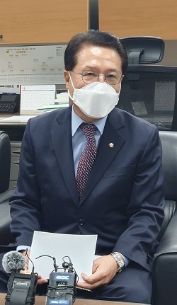 정운천 국민의힘 전북도당위원장이 도의회 기자실을 찾아 윤석열  대선 후보 전북 방문 일정에 대해 설명하고 있다.