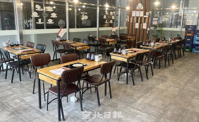 새로운 거리두기가 발표된 16일 전주시 신시가지의 한 식당이 점심시간임에도 불구하고 손님이 없어 텅 비어 있다. /조현욱 기자