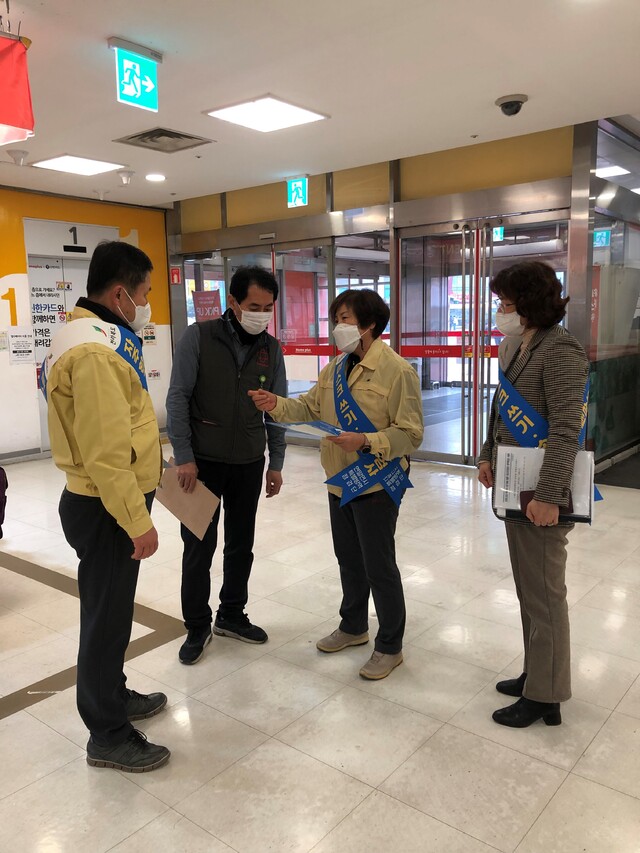 김제시경제복지국 신미란국장과 김태한과장이 코로나 방역강화를 위해 현장을 점검하고 있다.