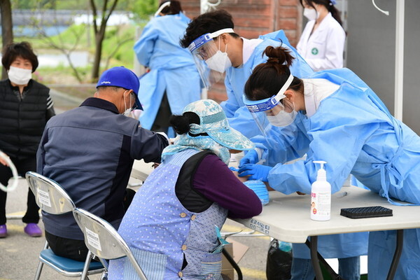 남원시 전국 최초 알츠하이머 치매위험도 혈액검사 모습=남원시 제공