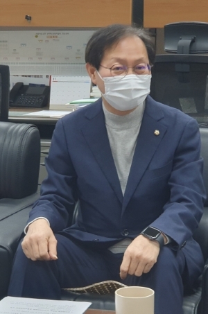 김성주 전북도당 위원장이 기자들의 질문에 답변을 하고 있다.