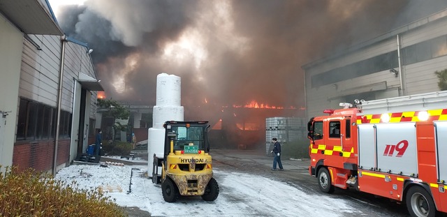 지난 18일 오후 4시 50분께 정읍시 북면의 한 자동차 여과제 제조 업체에서 불이 나 소방관들이 화재진압을 하고 있다.(사진제공=전북소방본부)
