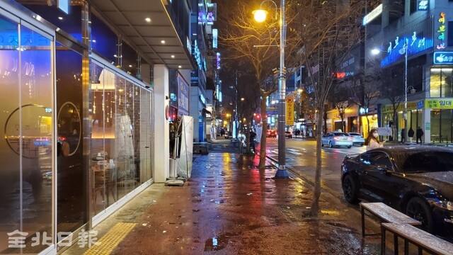 지난 18일 오후9시께 전주 신시가지. 영업시간 제한으로 거리가 텅 비어있다. 이동민 기자