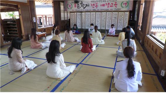 남원향교 전통예절교육(춘향본선진출자)
