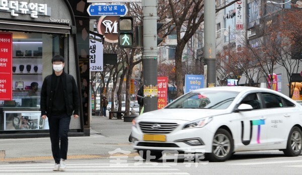 20일 전주시 홍산중앙로 사거리에서 보행자 신호에도 불구하고 차들이 우회전을 하고 있다. 조현욱 기자