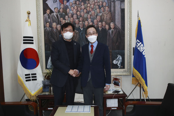더불어민주당 참좋은지방정부위원회 공동위원장에 선임된 송하진 전북도지사(오른쪽)가 송영길 당 대표와 기념촬영을 하고 있다.   /사진제공=전북도청