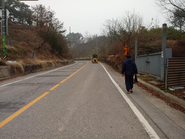 옥산면 여로2길에 인도 등이 설치되지 않아 보행자들이 위험에 내몰리고 있다.