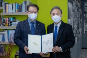 박지현 한국전기안전공사 사장(왼쪽)과 김승수 전주시장이 기념촬영을 하고 있다. / 사진 = 한국전기안전공사 제공