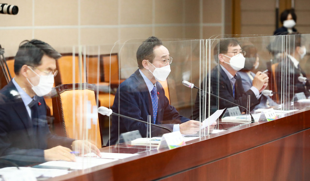 전북 대도약을 위해 큰 틀의 정책 자문 기능을 수행하는 ‘전북 대도약 정책협의체’ 제8차 회의가 21일 도청 종합상황실에서 온라인 비대면 회의로 열린 가운데 송하진 도지사가 인사말을 하고 있다.     /사진=전북도 제공 