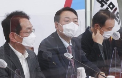 국민의힘 윤석열 대선후보가 21일 국회에서 열린 코로나19 극복을 위한 비상대책회의에 참석, 자리에 앉아 있다.  /연합뉴스