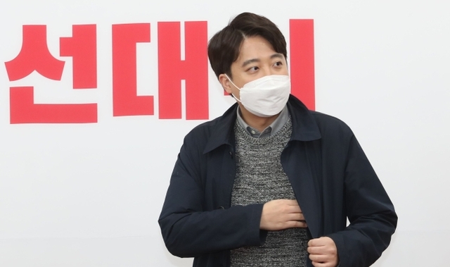 국민의힘 선거대책위원회 공동상임선대위원장인 이준석 대표가 21일 오후 국회에서 상임선대위원장직 거취 관련 입장을 표명하기 위해 기자회견장으로 들어서고 있다.  /사진=국회사진기자단 제공