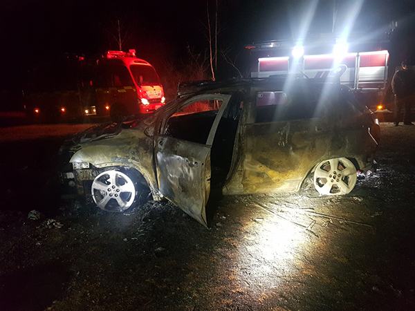 지난 17일 순창군 복흥면 공터에 주차된 승용차에서 불이나 차량이 전소됐다. 사진=전북소방본부 제공