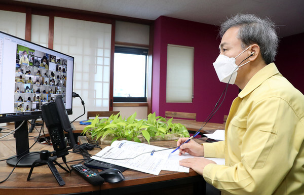 김승수 전주시장이 5급 이상 간부공무원과 코로나19 방역강화 긴급 화상회의를 하고 있다. / 사진=전주시 제공