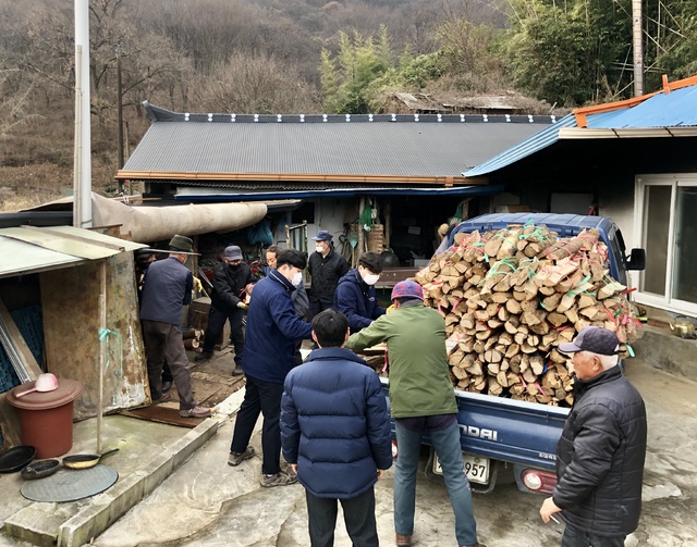 운주면이 농가에 땔감용 장작을 전달하고 있다.(제공=운주면)