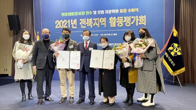 민주평화통일자문회의 익산시협의회 자문위원인 심동섭씨(왼쪽에서 세 번째)와 임화영씨(왼쪽에서 다섯 번째)가 22일 전주 라한호텔에서 대통령 표창을 받고 기념촬영을 하고 있다.