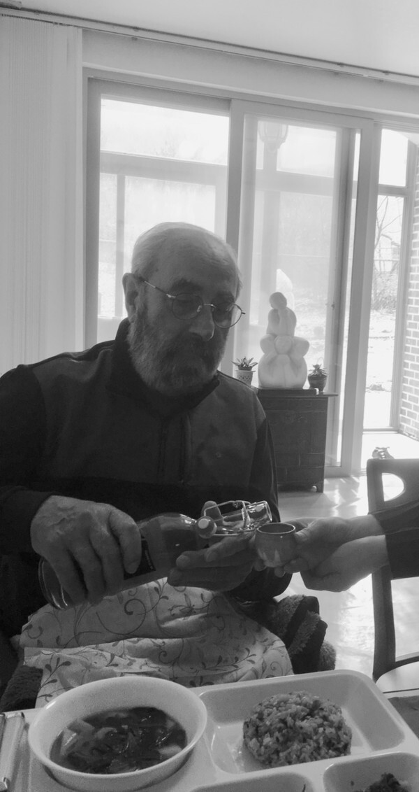 윤주 소장과 죽력고를 함께하는 지정환 신부