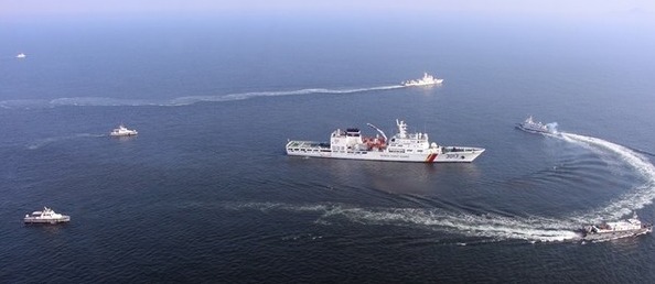 군산해경 경비함정들이 대테러 용의 선박(3013함 모의선박 지정)을 포위하고 있다 (사진 군산해경 제공)