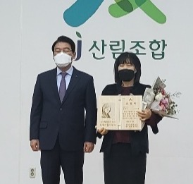 완주군 고산면 성재리에서 호두농사를 짓는 김현례씨가 2021년도 자랑스러운 임업인으로 선정돼 산림조합중앙회장 표창을 수상했다. /사진=산림조합 제공