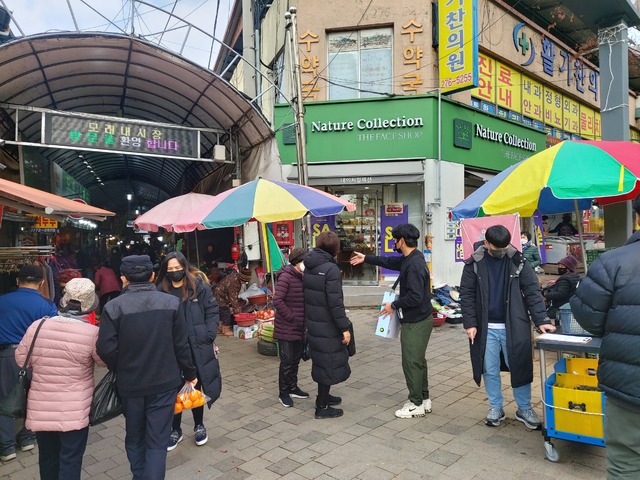 22일 전주 모래내시장에서 손님들을 대상으로 경품 추첨 행사가 진행되고 있다. / 사진 = 변한영 기자