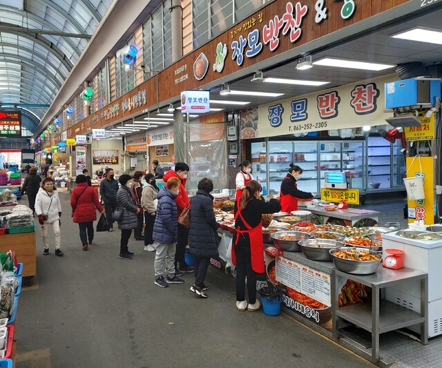 전주 신중앙시장 반찬가게에 손님들이 삼삼오오 모여 있다. / 사진 = 변한영 기자