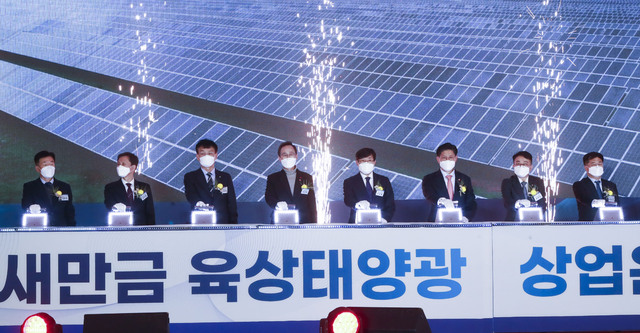 22일 열린 새만금 육상태양광 1구역 준공식에서 노형욱 국토교통부 장관과 송하진 전북도지사, 소순열 새만금민간공동위원장, 양충모 새만금개발청장 등 참석자들이 발전 개시 퍼포먼스를 하고 있다./ 사진=전북도 제공