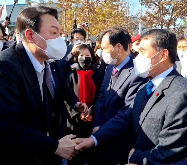 '서로 잘 부탁합니다' 22일 수소시범도시 완주군을 방문한 윤석열 후보가 박성일 군수와 악수하고 있다.