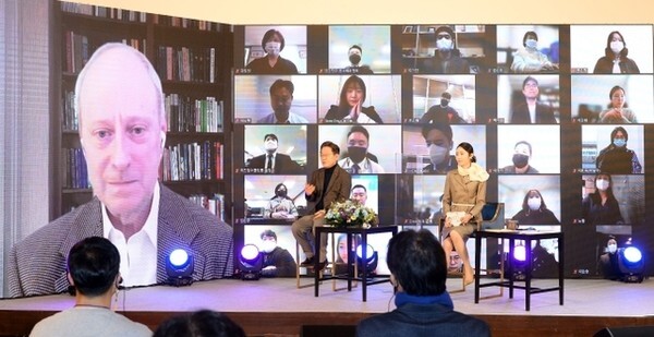 이재명 더불어민주당 대선 후보가 21일 서울 중구 정동1928 아트센터 이벤트홀에서 마이클 샌델 하버드대 교수와 '대전환의 시대, 대한민국은 어떻게 공정의 날개로 비상할 것인가'의 주제로 화상 대담을 하고 있다.  사진=연합뉴스