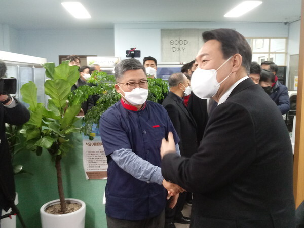 윤석열 국민의힘 대선 후보가 운동권 출신 함운경 씨와 악수를 청하고 있다.(사진 이환규 기자)