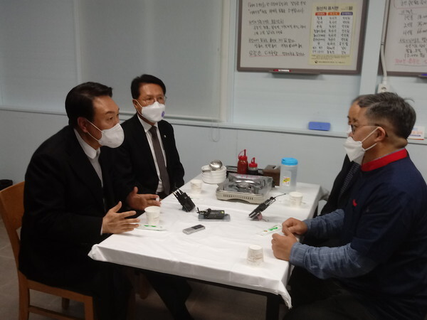 윤석열 국민의힘 대선 후보가 함운경 씨와 저녁을 함께하며 이야기를 나누고 있다.(사진 이환규 기자)