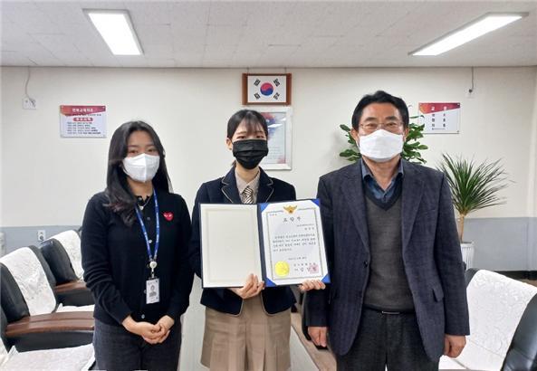 김제경찰서는 학교폭력예방에 앞장선 모범청소년에게 표창장을 수여했다.