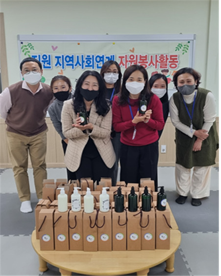 군산시육아종합지원센터가 직원 재능기부로 영유아들을 위한 보습 제품을 제작했다.