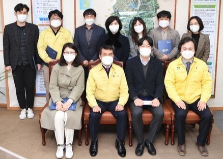 완주군은 적극행정을 펼친 우수공무원 9명을 선정, 격려했다. /사진=완주군 제공