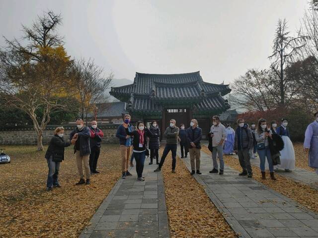 문화체육관광부가 한국관광공사와 함께 스페인 도매여행사 대표 등 18명을 초청해 관광 상품 개발을 논의했다. 사진은 전주를 방문해 답사를 진행하는 모습. /사진=전주시 제공