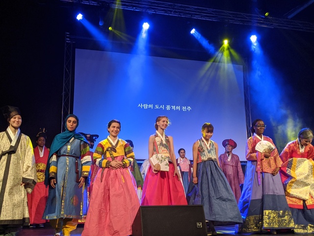 지난 10월 1일 코벤트리대학 한국센터 스퀘어 원(SQUARE ONE)에서 영국 코벤트리 한국의 날을 기념해 전주한지한복패션쇼가 열렸다. /사진=전주시 제공